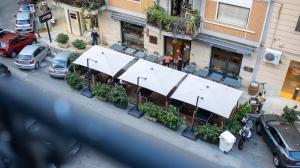 einen Blick über ein Restaurant mit weißem Dach in der Unterkunft Petrarca Suite in Palermo