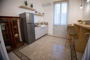 eine Küche mit einem Kühlschrank aus Edelstahl und einer Theke in der Unterkunft Petrarca Suite in Palermo