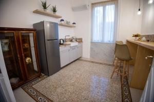 una cocina con refrigerador de acero inoxidable y encimera en Petrarca Suite, en Palermo