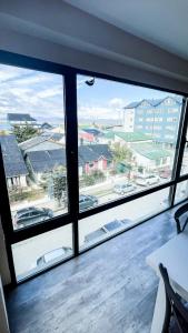 ウシュアイアにあるCéntrico, Cómodo y Cálido, Dto con Hermosa Vistaの市街の景色を望む窓3つが備わる客室です。