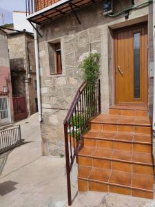 Casa con puerta de madera y escalera en Casa Valentín, en Casillas