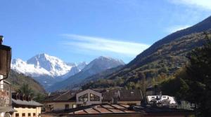Blick auf eine Bergkette mit Häusern und Bergen in der Unterkunft Ski Lodge in Brides-les-Bains