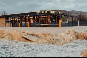 ノヴィ・パザルにあるZlatna Nitの大きな岩を目の前に置いたレストラン