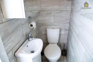 een badkamer met een wit toilet en een wastafel bij City Centre 2 Bed Flat Sleeps 3 for Work and Leisure with Free Wifi by Amazing Spaces Relocations Ltd in Warrington