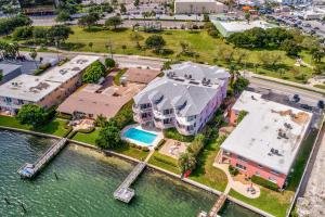 una vista aérea de una gran casa sobre el agua en Amadeus 10, en St Pete Beach