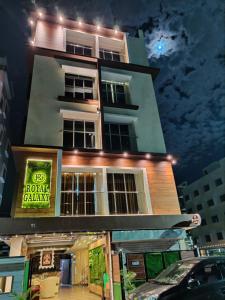 un edificio con un cartel que lee la galaxia del hotel en Royal Galaxy, en Calcuta