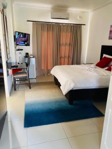 a bedroom with a bed and a desk with a computer at Styled bed and breakfast in Palatswe