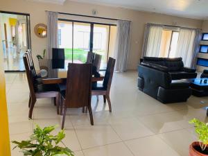 a living room with a table and a dining room at Styled bed and breakfast in Palatswe