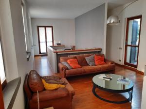 ein Wohnzimmer mit 2 Sofas und einem Tisch in der Unterkunft b&b del vicolo in Cesena