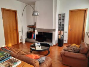 ein Wohnzimmer mit 2 Sofas und einem Kamin in der Unterkunft b&b del vicolo in Cesena