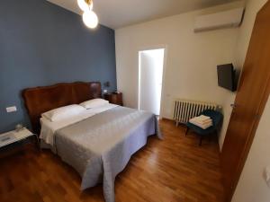 ein Schlafzimmer mit einem Bett und einem TV in der Unterkunft b&b del vicolo in Cesena