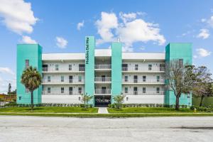duży biały budynek z niebieskim w obiekcie Madeira Del Mar 305 w St Pete Beach