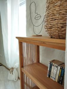 een boekenplank met boeken en een vaas erop bij Le nid des filles in Dions