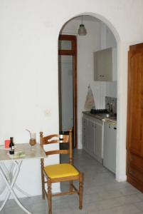 Η κουζίνα ή μικρή κουζίνα στο HOTEL AGNI -ENOIKIAZOMENA DIAMERIZMATA