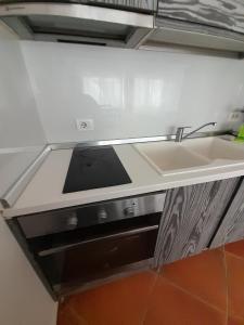 eine Küche mit einer Spüle und einem Herd in der Unterkunft Tomas Apartments Durres 1 in Durrës