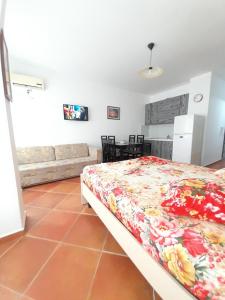 ein Schlafzimmer mit einem Bett und ein Wohnzimmer in der Unterkunft Tomas Apartments Durres 1 in Durrës