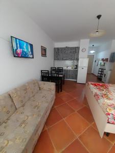 una sala de estar con un sofá y una mesa en Tomas Apartments Durres 1, en Durrës