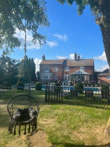 un'altalena in un cortile con una casa sullo sfondo di Warren Farm Farmhouse nr Oxford a Culham
