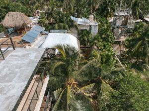 een luchtzicht op een resort met palmbomen bij La Casa de Mia Tulum in Tulum