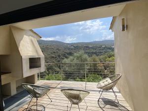 einen Balkon mit 2 Stühlen und Bergblick in der Unterkunft Magnifique villa vue mer avec piscine in Coti-Chiavari