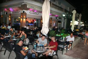 Επισκέπτες που μένουν στο HOTEL AGNI -ENOIKIAZOMENA DIAMERIZMATA