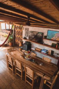 uma grande mesa de madeira e cadeiras num quarto em Frutas y Verduras em Puerto Escondido