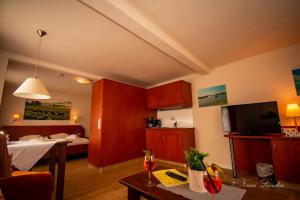 ein Wohnzimmer mit einer Küche und einem Esszimmer in der Unterkunft Hotel Zwei Linden - links der Elbe - Niedersachsen in Balje