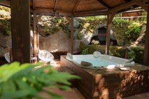 un bain à remous assis sous un pavillon dans l'établissement LN ETNA HOUSE-villa ad uso esclusivo, à Pedara