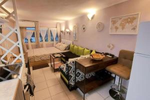 salon z kanapą i stołem w obiekcie Liva Studio center Thessaloniki, Agias Sofias w Salonikach