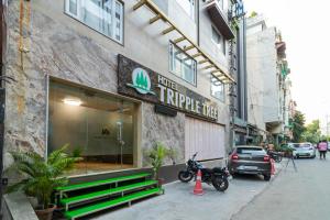 新德里的住宿－Hotel Tripple Tree - Karol Bagh，停在三百叠车前的摩托车