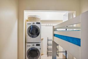 Un lavadero con dos lavadoras y una escalera. en Villa Madeira 504 - Premier, en St Pete Beach
