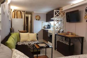mały salon z kanapą i kuchnią w obiekcie Liva Studio center Thessaloniki, Agias Sofias w Salonikach