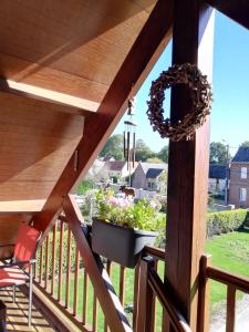 einen Balkon mit einem Topf mit Pflanzen darauf in der Unterkunft O loft des Croisiens in Saint-Quentin-Lamotte-Croix-au-Bailly