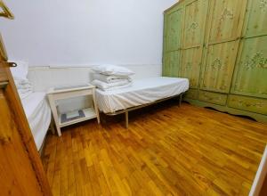 a small room with a bed and green cabinets at CB88 in Barcelona