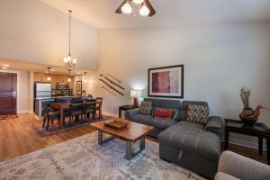una sala de estar con un sofá y una mesa en Winter Park FF Select Rated Condo 4654, en Winter Park