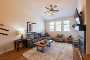 sala de estar con sofá y mesa en Winter Park FF Select Rated Condo 4654, en Winter Park