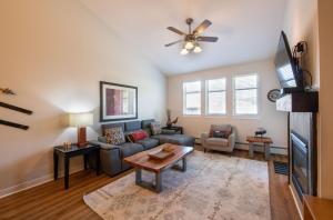 una sala de estar con un sofá y una mesa en Winter Park FF Select Rated Condo 4654, en Winter Park