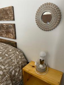 1 dormitorio con mesa y espejo en la pared en 3H MALARGÜE Monoambiente en Malargüe