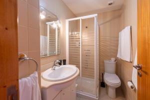 uma casa de banho com um lavatório e um WC em Vista Mar em Porto Santo