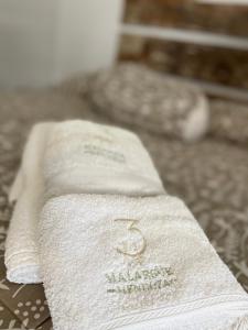 dos toallas sentadas encima de una cama en 3H MALARGÜE Monoambiente en Malargüe