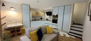 a living room with a couch and a kitchen at Love Tomar in Tomar