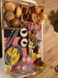 a wooden lunch box filled with different types of food at B&B Biesvenhof in Merksplas