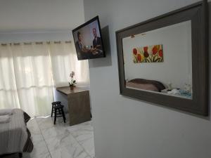 un espejo colgado en una pared de un dormitorio en Tres Fronteras Apart 1 en Puerto Iguazú