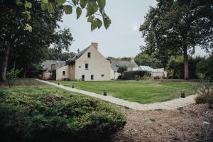 ein großes weißes Haus mit einem Rasenhof in der Unterkunft Chambre privée au coeur de Belle Beille (Angers, université) in Angers