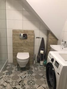łazienka z toaletą i umywalką w obiekcie Cozy w Powidzu