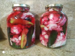 dos jarras llenas de frutas y verduras en un mostrador en Edem B&B, en Sevan