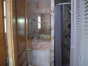 a bathroom with a sink and a mirror at Tranquilos estudios cerca de la playa in Cadaqués +22 photos