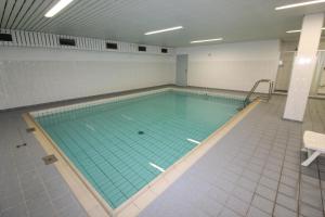 een groot zwembad in een grote kamer bij Haus Norderhoog Wohnung 80 in Westerland