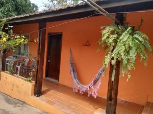 阿瓜斯－迪聖佩德羅的住宿－Pousada Líder，外面有吊床的房子