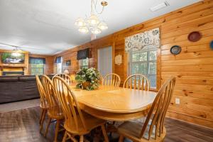 Un comedor con mesa y sillas de madera. en Poplar Point Condo Unit 12E, en Pigeon Forge 35 fotos más